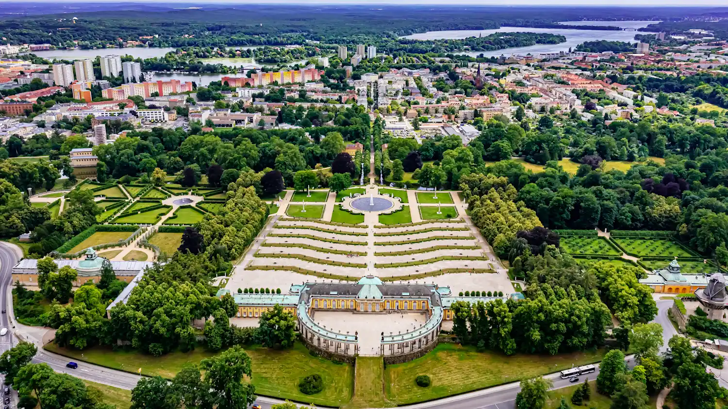 Luftbild: Schloss Sanssouci mit Weinterrassen, Park und Blick Richtung Potsdam
